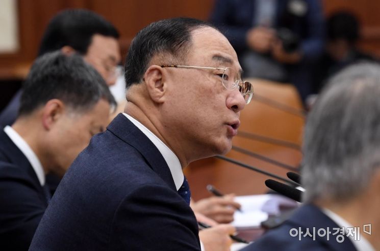 홍남기, 한국당 예산 14조 삭감 발언에 "재정이 전혀 역할 하지 말라는 것"