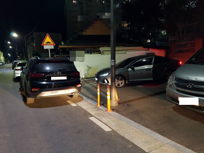 한 차량이 주차장 입구를 막고 있다. 사진=자동차 커뮤니티 '보배드림' 캡처