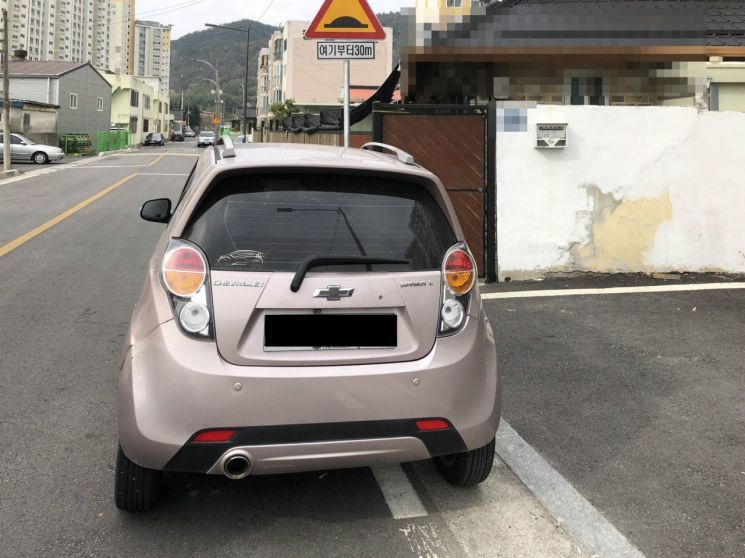 다른 차량이 주차장 입구를 막고 있다. 사진=자동차 커뮤니티 '보배드림' 캡처