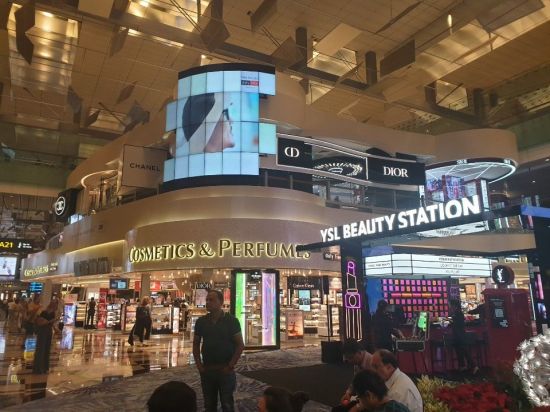 싱가포르 창이국제공항 제3터미널 면세점 내 화장품,향수 듀플렉스 매장 전경. 이브생로랑의 팝업스토어도 나란히 배치돼 있다.