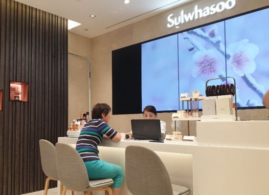싱가포르 아이온 복합쇼핑몰 내 설화수 부티크. 처음 방문한 60대 고객이 페이셜 트리트먼트 서비스를 이용하기 전 상담을 받고 있다.