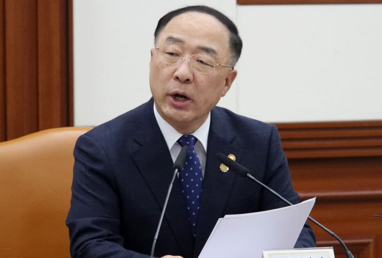 홍남기 "국민연금 개혁, 중요한 사안…별도로 논의할 것"