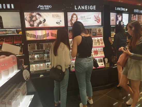 싱가포르 아이온 쇼핑몰 세포라에 입점돼 있는 라네즈 부스. 젊은 여성 고객들이 제품을 테스트해보고 있다.