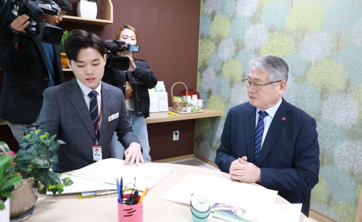 김용익 건보공단 이사장 "건강할 때 연명의료 의사 밝혀야"