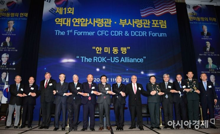 [포토] 손잡은 역대 연합사령관 포럼 참석자들