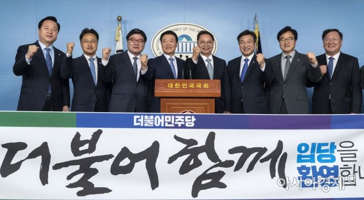 더불어민주당 영입 1호 인사 3인방이 13일 국회에서 입당 기자회견을 마친 후 파이팅을 외치고 있다. 황인성 민주평화통일자문회의 사무총장(오른쪽 4번째부터), 김학민 순천향대 교수, 김용진 전 기획재정부 차관./윤동주 기자 doso7@