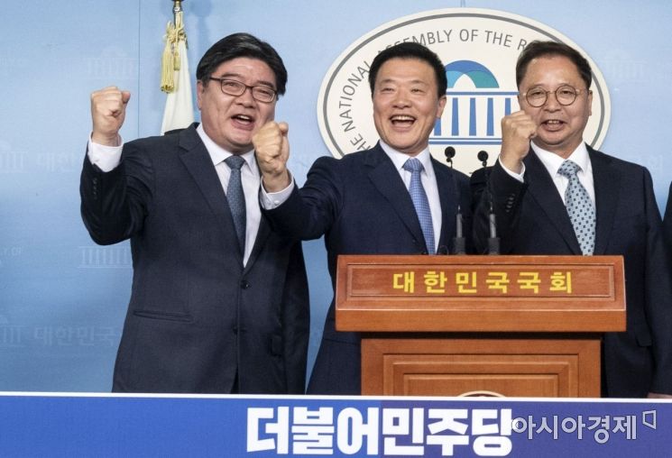 더불어민주당 영입 1호 인사 3인방이 13일 국회에서 입당 기자회견을 마친 후 파이팅을 외치고 있다. 황인성 민주평화통일자문회의 사무총장(오른쪽부터), 김학민 순천향대 교수, 김용진 전 기획재정부 차관./윤동주 기자 doso7@