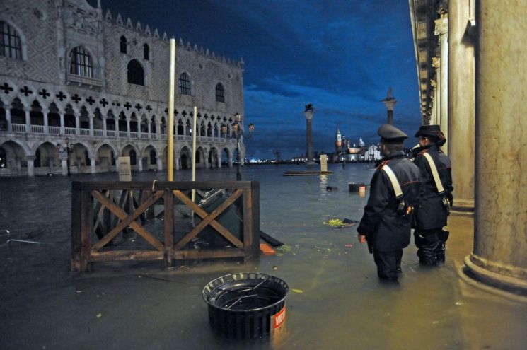 '물의 도시' 베네치아, 53년 만의 최악 홍수…산마르코성당 침수