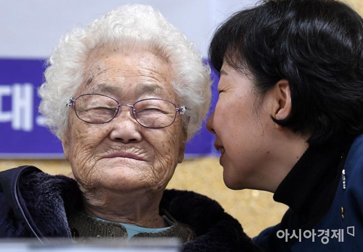 위안부 피해자 할머니들과 시민단체 관계자들이 13일 3년만에 개시된 일본정부 상대 손해배상청구 소송 첫 변론기일 재판에 앞서 민주사회를 위한 변호사모임(민변) 대회실에서 기자회견을 하고 있다./김현민 기자 kimhyun81@