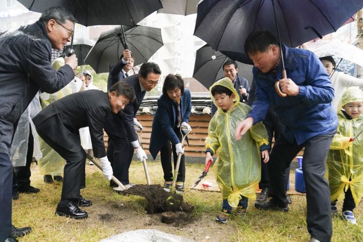 김영종 종로구청장과 관계자들이 13일 단재 신채호 선생의 모과나무 묘목을 청진공원에 심었다.
