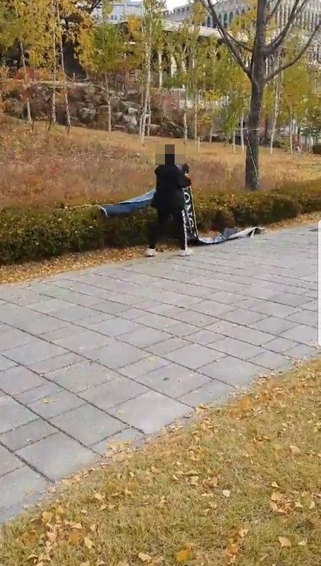 신원미상의 남성이 홍콩 시위 지지의 뜻이 담긴 현수막을 무단 철거하는 모습. '홍콩을 지지하는 연세대 한국인 대학생들' 제공