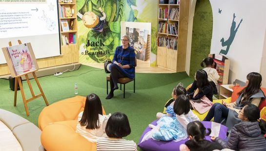 리자 찰스워스 작가가 지난 12일 키즈잼 송파센터에서 열린 북토크에 참석해 아이들에게 책을 읽어주고 있다.