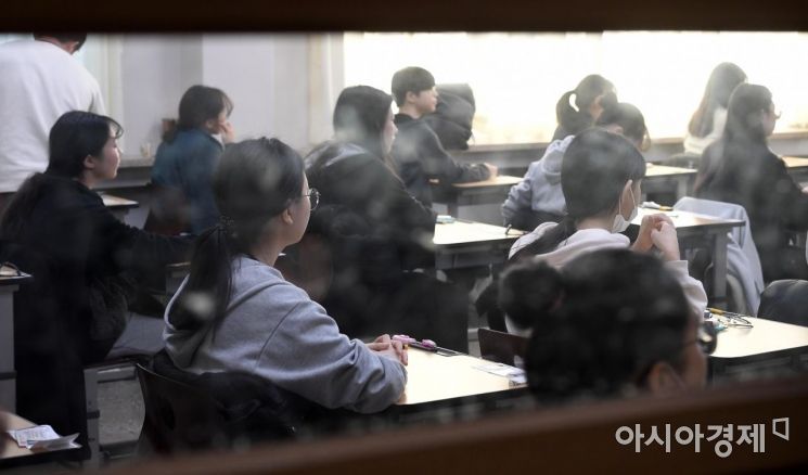 2020학년도 대학수학능력시험이 치러진 14일 서울 서초구 반포고등학교 시험장에서 수험생들이 시험을 준비하고 있다./김현민 기자 kimhyun81@