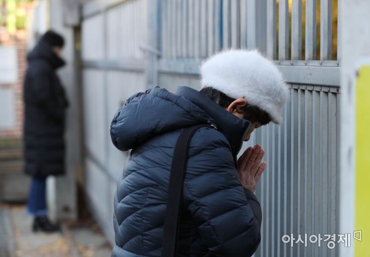 강추위에 롱패딩·핫팩 중무장한 수험생…"선배 힘내세요!"