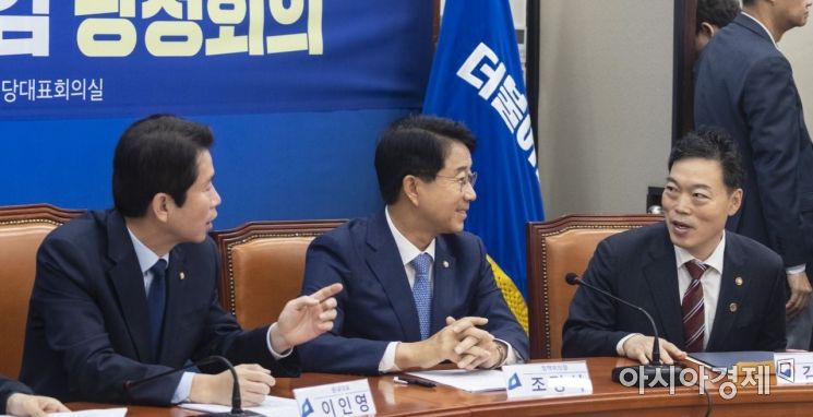 [포토] 의견 나누는 이인영 원내대표·김오수 차관