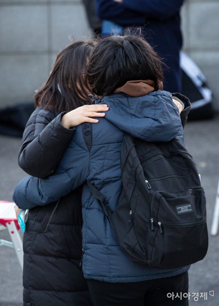 [포토]어머니와 포옹하는 수험생