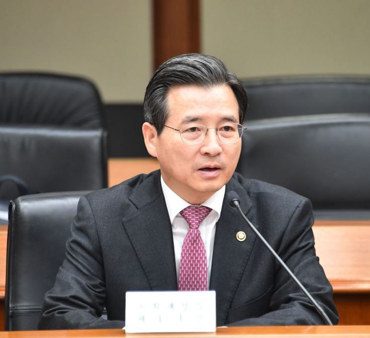 김용범 제1차관이 14일  한국 수출입은행에서 열린 확대 거시경제 금융회의에서 모두발언을 하고 있다.
