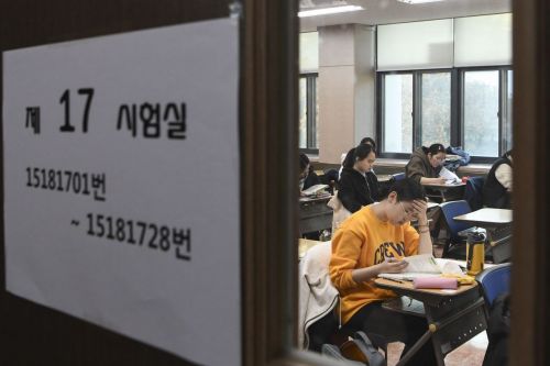 2020년도 대학수학능력시험일인 14일 서울 중구 이화여자외국어고등학교에서 수험생들이 시험 시작을 기다리고 있다./사진=아시아경제DB