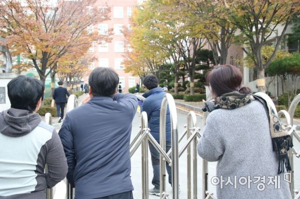  ‘수능대박 꽃길방긋’ 긴장 속 응원 ‘후끈’