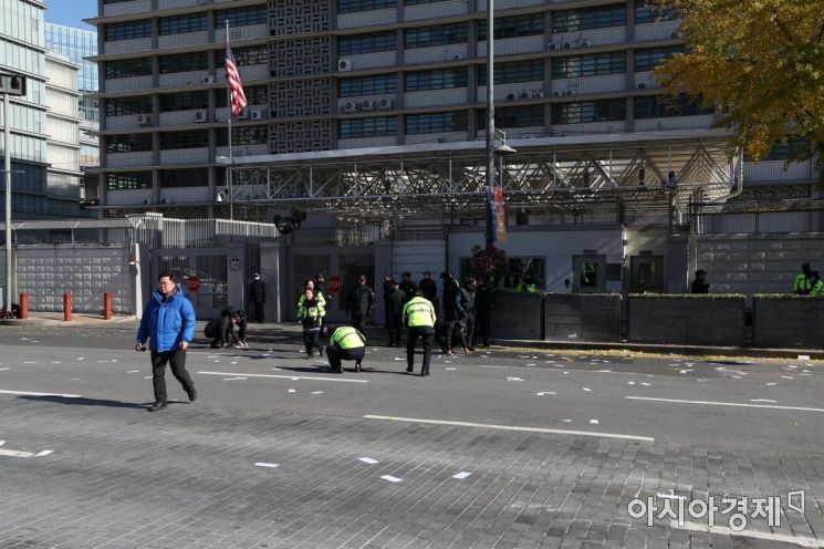 [포토]미 대사관 앞에 널브러진 주한미군 철수 촉구 전단지 
