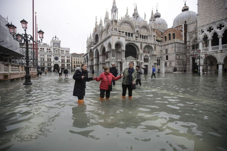 '최악 홍수' 도시 80% 잠긴 베네치아…국가비상사태 선포