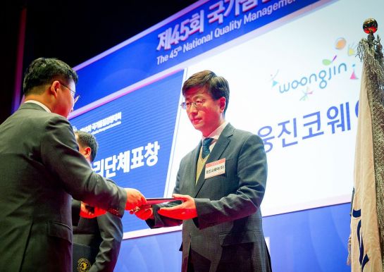 정선용 웅진코웨이 TQA센터장(오른쪽)이 13일 서울 삼성동 코엑스에서 열린 '2019 국가품질경영대회'에서 국무총리 표창을 수상하고 있다.