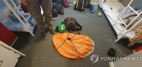 부산서 낙하산 활강 러시아인이 쓴 장비(부산=연합뉴스) 부산 해운대구 초고층 오피스텔과 호텔 옥상에 무단침입해 낙하산을 매고 활강하는 스포츠를 즐긴 러시아인들이 주거침입 혐의로 12일 경찰에 검거됐다. 사진은 이들이 활강에 쓴 낙하산 등 장비 모습.