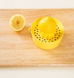 2. 레몬은 반으로 갈라 즙을 짜서 석류즙과 섞는다.