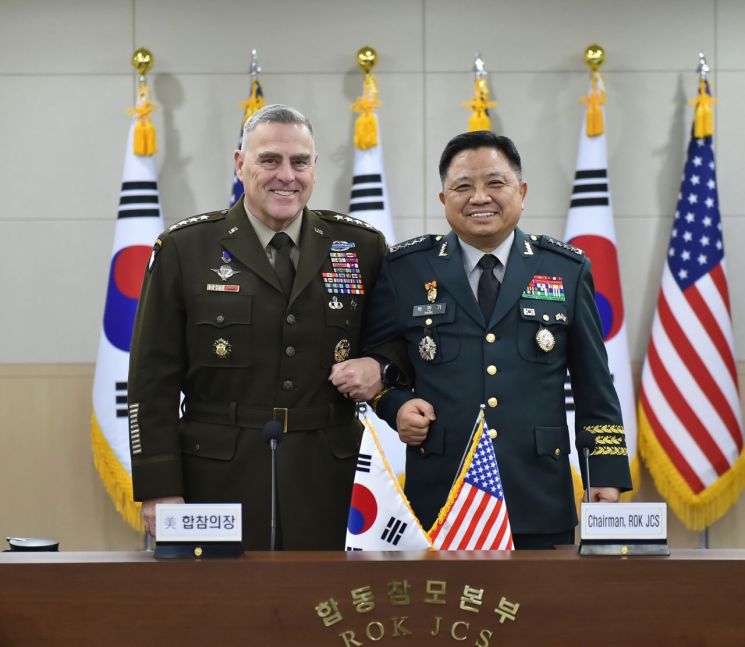 박한기 합참의장(오른쪽)과 마크 밀리 미국 합참의장이 14일 서울에서 열린 제44차 군사위원회(MCM) 회의에서 기념촬영을 하고 있다. (사진=연합뉴스)