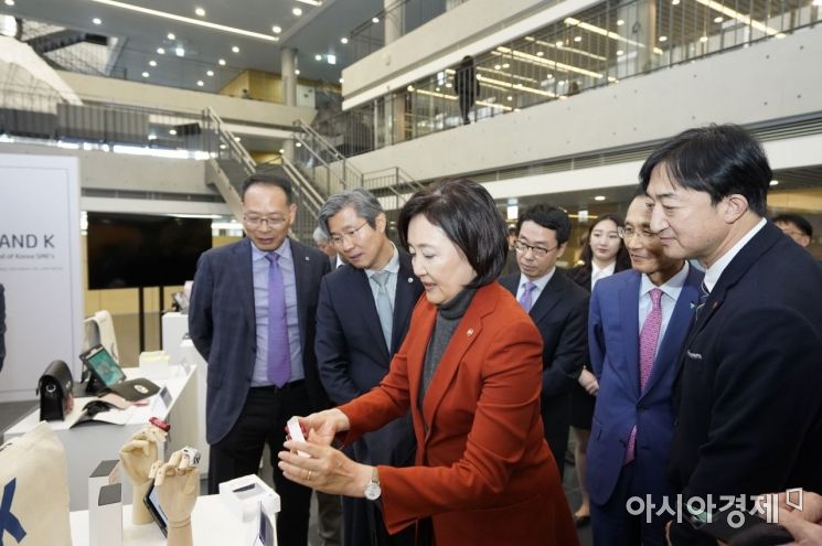 박영선 중기부 장관이 14일 중기부-하나은행 자상한기업 협약식 장소에 마련된 브랜드K 홍보 부스에 전시된 제품들을 살펴보고 있다.