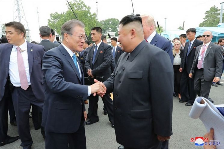 문재인 대통령과 김정은 북한 국무위원장이 2019년 6월 30일 판문점에서 만나 악수를 하고 있다. <이하 사진=연합뉴스>
