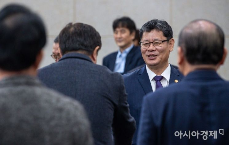[포토]금강산 관광 사업자들과 간담회 나선 김연철 장관