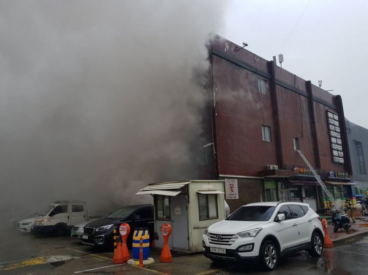 서울 강남역 인근 서초동 상가 화재로 10명 부상…서초대로 통제(종합)