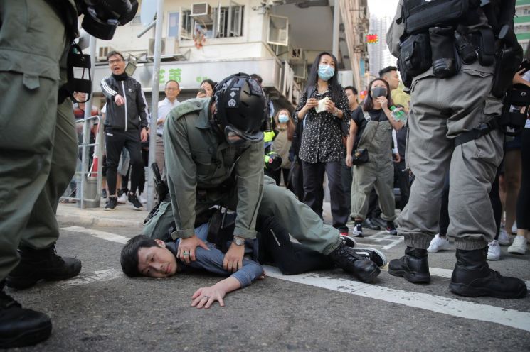 "다 팔려 없어요"…홍콩 시위로 격리된 지역 식자재 공급 '뚝' 