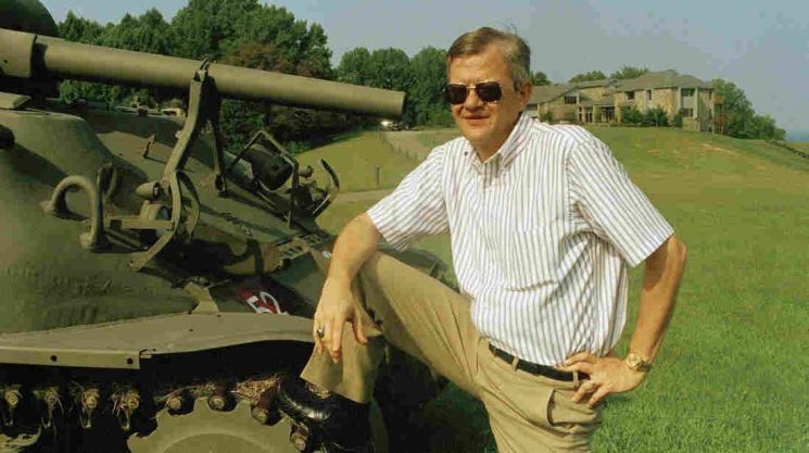 메릴랜드에 마련한 자신의 저택 뒷마당에 전시한 탱크 옆에서 포즈를 취하는 톰 클랜시(1947~2013)의 모습. 사진 = AP/연합뉴스