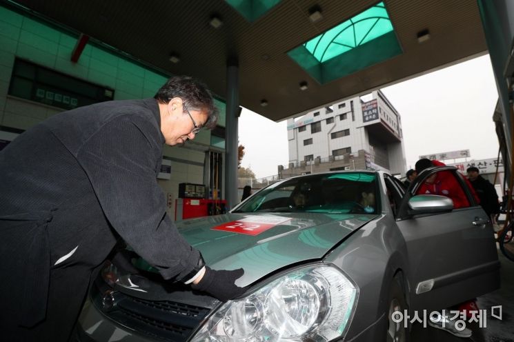 [포토]차량 점검하는 김필수 심사위원장 