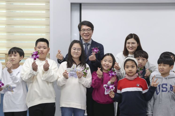 정원오 성동구청장이 마장아이꿈누리터 아이들과 함께 하고 있다.