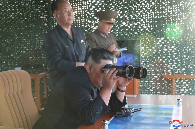 북한 조선중앙통신은 지난 8월 25일 '새로 연구 개발한 초대형 방사포'를 김정은 국무위원장의 지도로 시험발사에 성공했다며 이 사진을 보도했다.