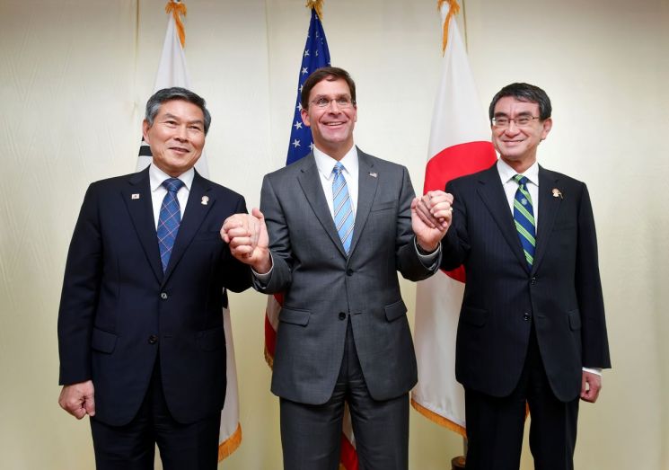 정경두 국방부 장관이 17일 태국 방콕 아바니리버사이드호텔에서 열린 한·미·일 국방장관 회담에서 마크 에스퍼 미국 국방장관, 고노 다로  일본 방위상과 손을 잡고 사진을 찍고 있다. (사진=국방부)