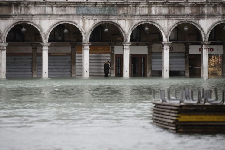 물에 참긴 베네치아 '150년래 최악의 한 주'…세 번째 침수