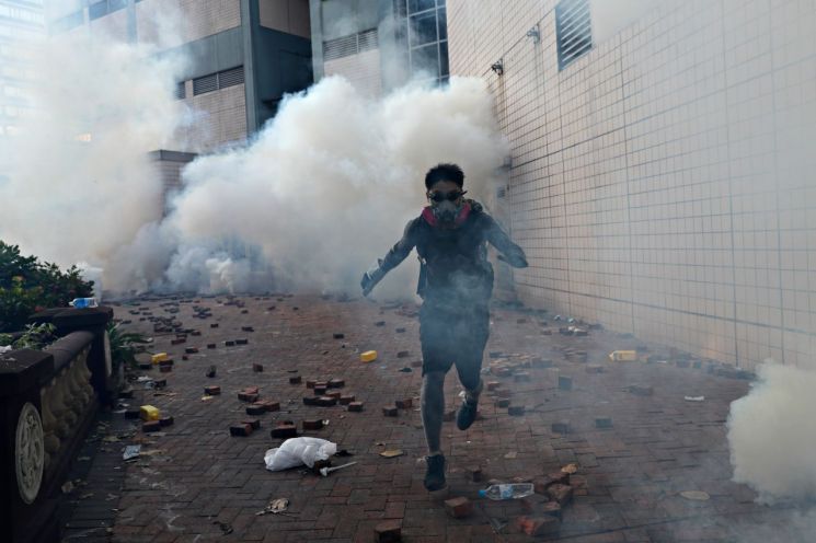 전쟁터 방불케 한 홍콩시위 현장…실탄 가세 진압작전