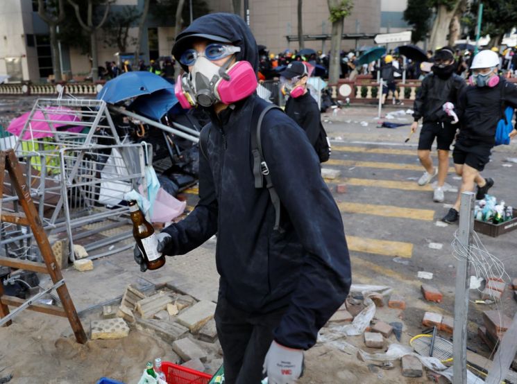 전쟁터 방불케 한 홍콩시위 현장…실탄 가세 진압작전