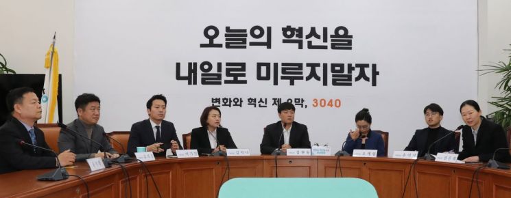바른미래당, 청년 정당 '우리미래' 접촉…제3지대 새판짜기