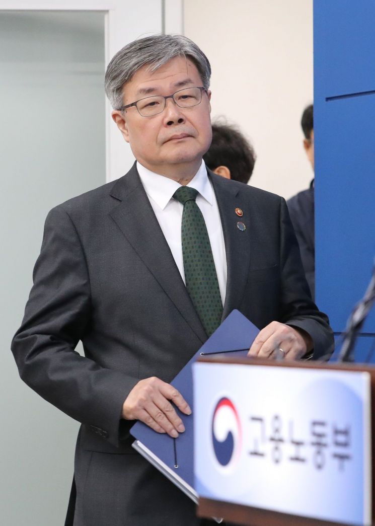 [일문일답]"52시간제, 당장은 어렵다 판단…9개월 이상 계도기간"