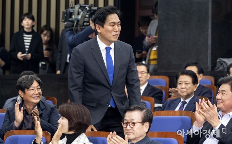 [포토] 의총에서 인사하는 손금주 의원