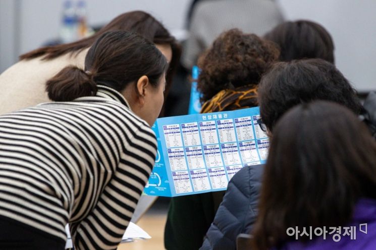 [포토]현장채용면접 문의하는 구직자들