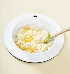 3. 콜리플라워는 커터기에 갈아 달걀물, 다진 양파, 파르메산 치즈가루, 빵가루를 넣어 섞는다. 이어서 소금과 후춧가루로 간을 한다.