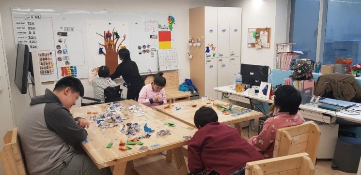 종로발달장애인평생교육센터에서 이용자들이 오감활동을 하고 있다. (제공=종로발달장애인평생교육센터)