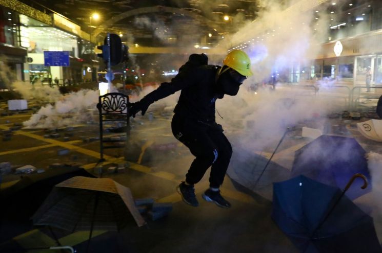 시위대 고립작전 나선 홍콩경찰…수백명 체포되고 부상자 속출