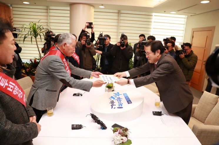 지난 18일 광주시청을 방문해 (우측)이용섭 광주시장에게 군공항 무안군 이전 계획을 즉각 철회해 줄 것을 요구했다. (사진제공=무안군)